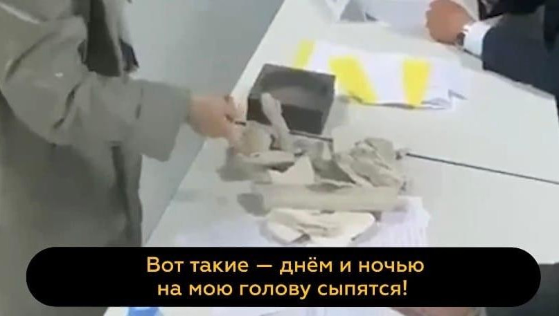 Пенсионерка высыпала на стол заммэра Уфы куски штукатурки, падающие с потолка ее квартиры