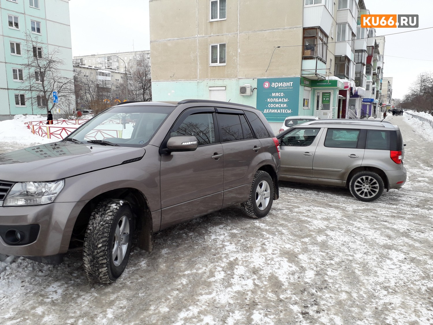 «Автобеспредел» в Каменске-Уральском – у гимназии по ул. Лермонтова машины паркуют прямо на тротуаре. «Уже совсем крыша съехала!»