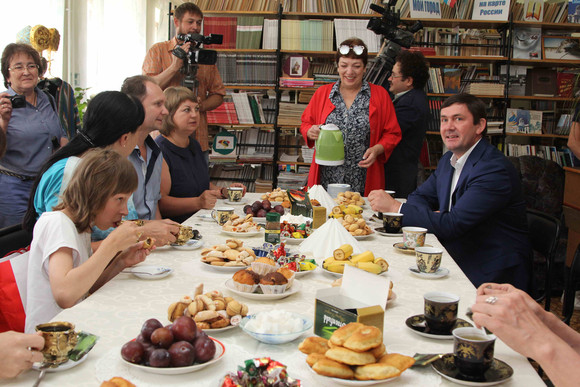 Удмурты гостят в Каменске-Уральском: угощают всех чаем, говорят про ограниченные возможности здоровья, а Шмыков заговорил не по-русски…