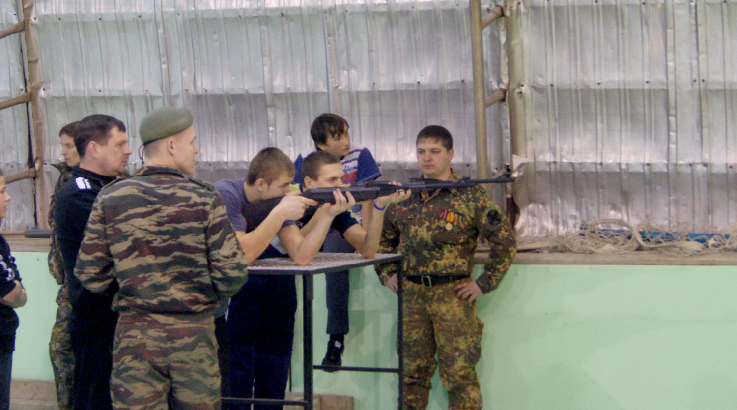 Стрельба из пневматики, «Лазертаг», спуски дюльфером, поиск мин и переход болота... В Каменске идет подготовка к военно-спортивным играм