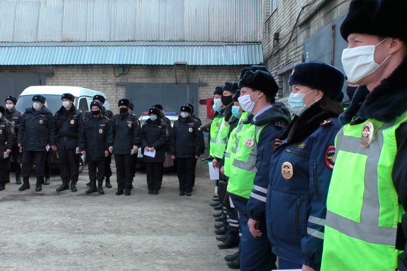 Полиция патрулирует общественные места в Каменске-Уральском и округе, отправляя людей домой. В выходные разогнали отдыхающих с Ревуна
