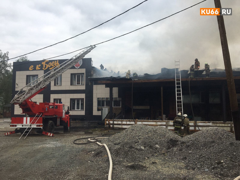 «Даже дети перечисляют по 50-100 рублей». На ремонт пострадавшего в пожаре здания спортклуба в пос. Мартюш средства собирают всем миром