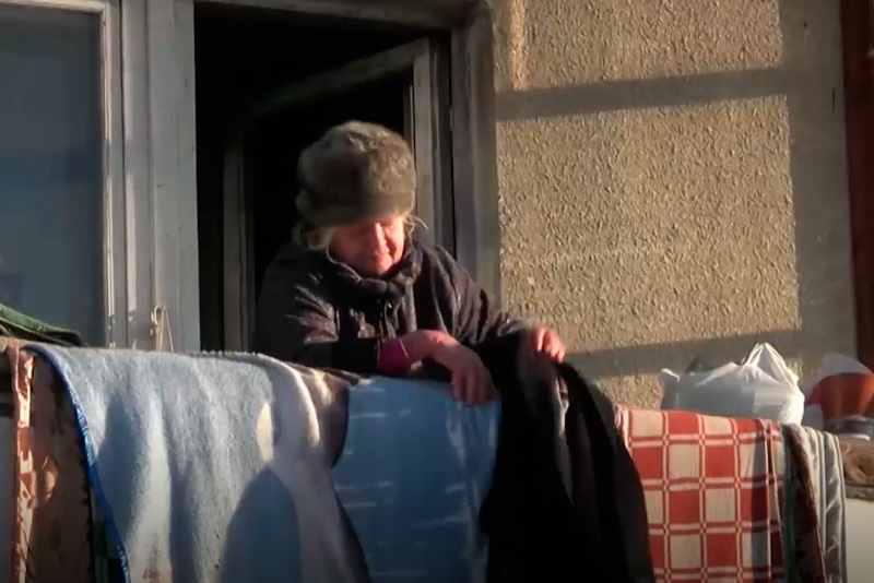 Жительница пятиэтажки в Каменске-Уральском устроила коммунальный ад своим соседям — живет с отключенной канализацией со всеми вытекающими...