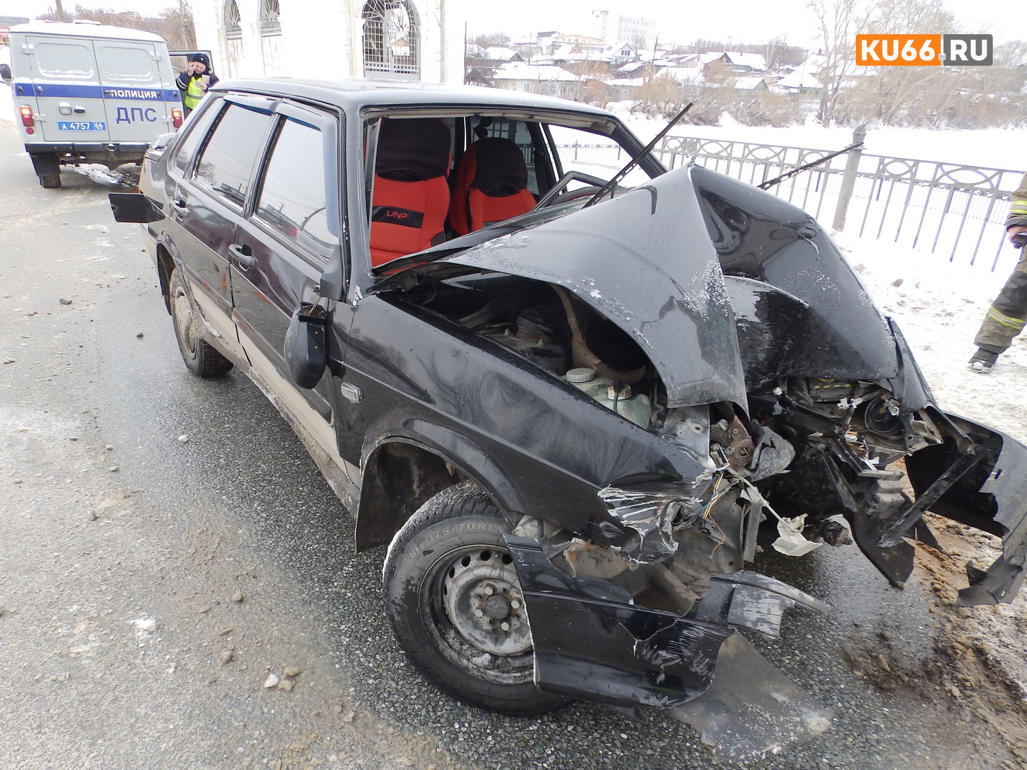 Разбитая машина, поврежденный забор, обрыв проводов и травмы водителя: в Каменске-Уральском мужчина на ВАЗе устроил серьезное ДТП