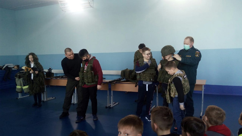 «Глаза ребят «горели». Спасатель пришел на встречу к школьникам Каменска-Уральского и рассказал, как люди травмируются и гибнут на пожарах