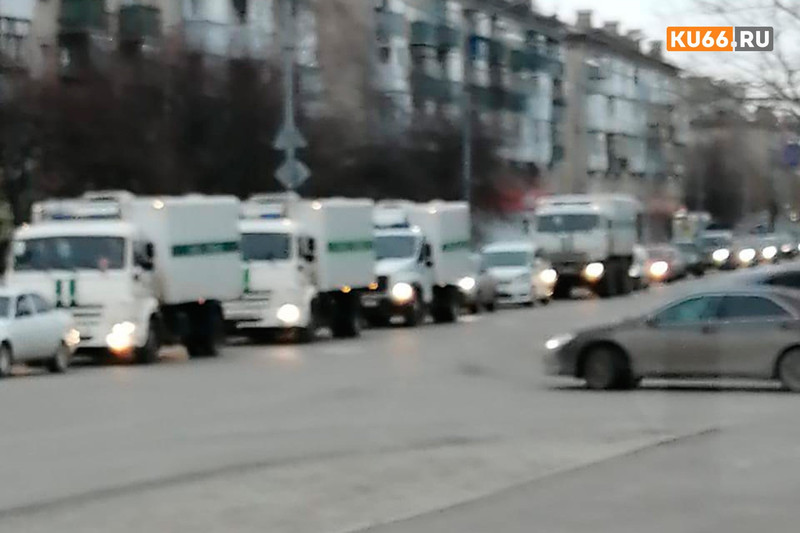 Думали ОМОН, а это ГУФСИН. Утром каменцы заметили колонну техники. Машины двигались в сторону бунтующей колонии. Рассказываем, что это было Думали ОМОН, а это ГУФСИН. Утром каменцы заметили колонну техники. Машины двигались в сторону бунтующей колонии. Рассказываем, что это было