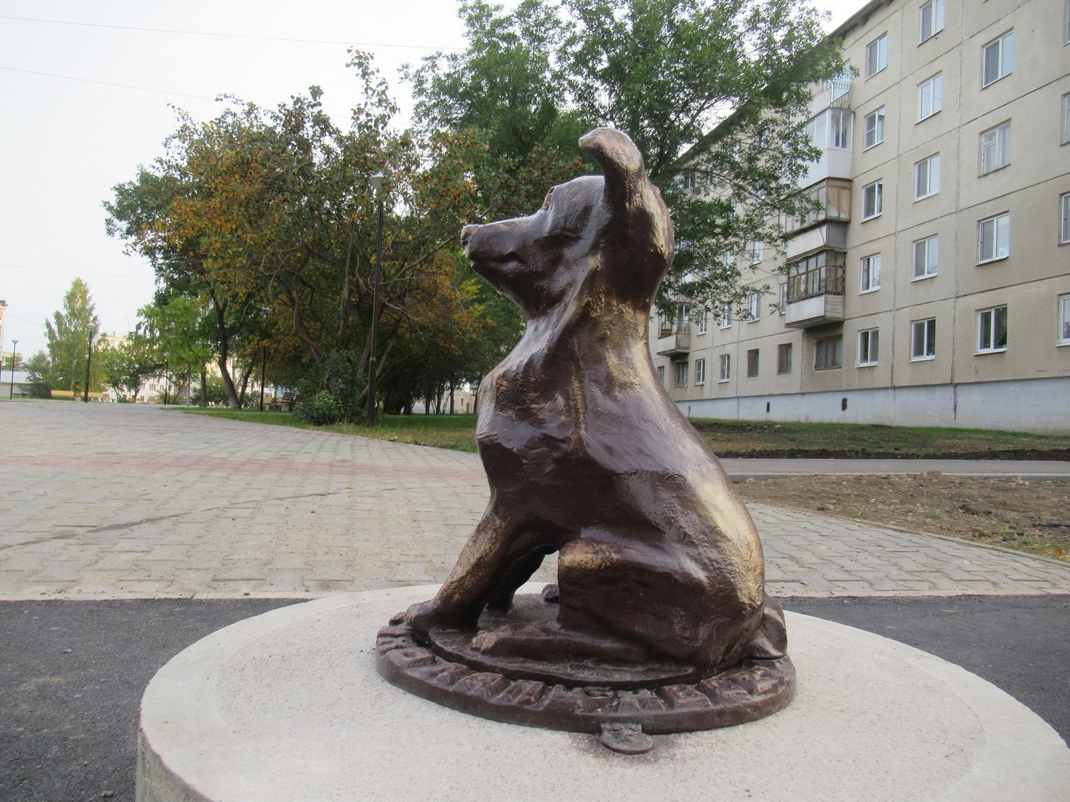 Скульптура пса во дворе по ул. Кирова в Каменске-Уральском понравилась детям. Жители: «Не хватает фигуры человека с совком и мешочком»