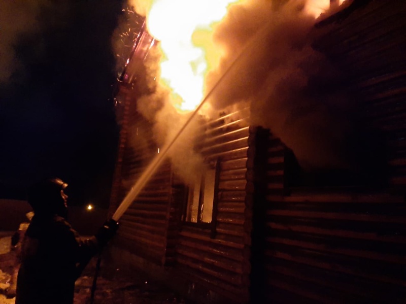 Накануне вечером в Каменске-Уральском сгорел частный жилой дом