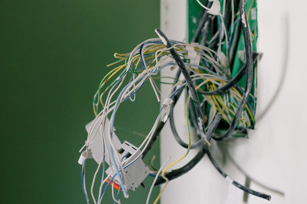 На Урале пятилетняя девочка погибла, сломав розетку и взявшись руками за оголенные провода