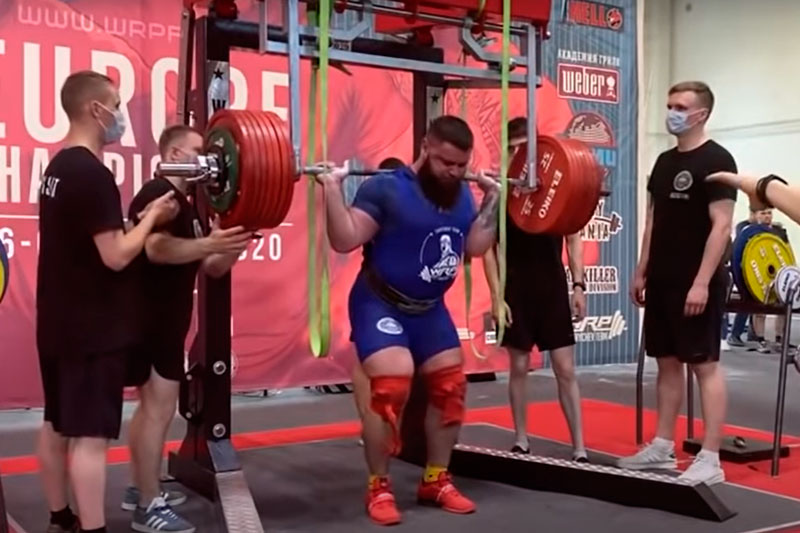 Российский тяжелоатлет сломал колени во время приседания с 400-килограммовой штангой — видео 18+