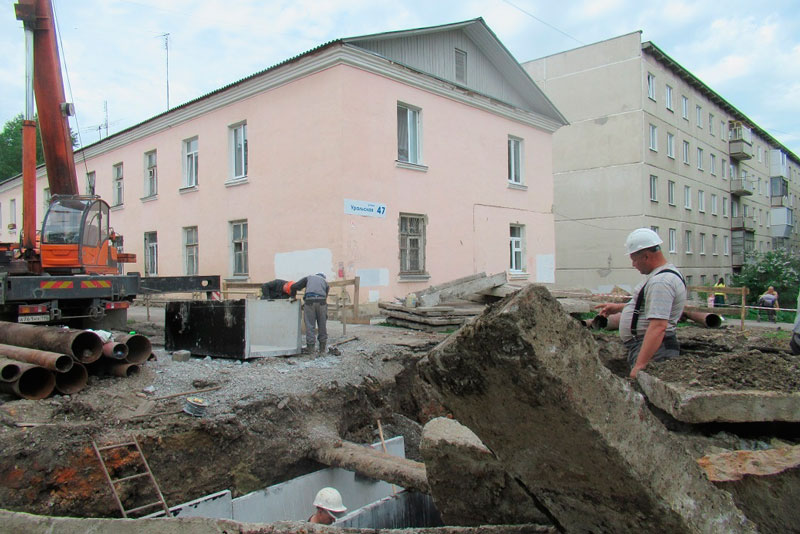 Масштабная работа по перекладке магистрального трубопровода проходит на одном из перекрестков в Каменске-Уральском. «Без слез не взглянешь»