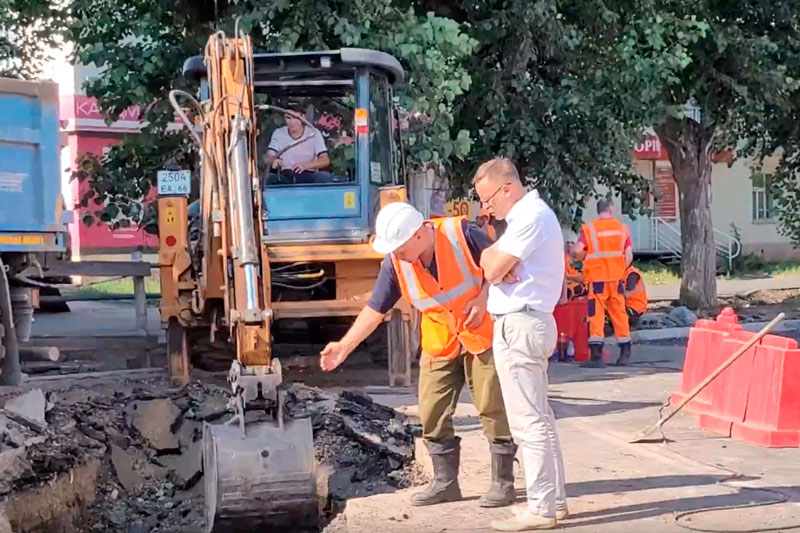 В Каменске-Уральском коммунальщики устраняют аварию на площади Горького