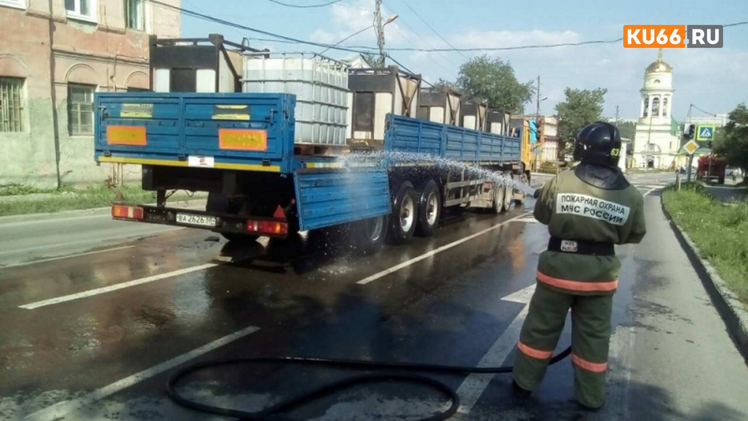 Все. Огнеборцы ликвидировали последствия утечки аккумуляторной кислоты в Каменске-Уральском. Угрозы для населения нет