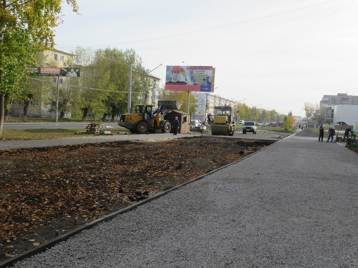 В Каменске с усердием мастерят тротуары, парковки и съезды на пр. Победы. Мэр Шмыков проверил работу и убедился – движение вперед есть