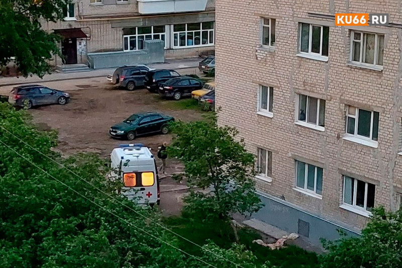 В Каменске-Уральском из окна выпал мужчина. ВИДЕО