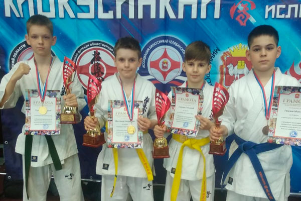 Не просто спортсмены, а личности со стержнем! Юные каратисты из Каменска взяли несколько первых мест на состязаниях в Челябинске