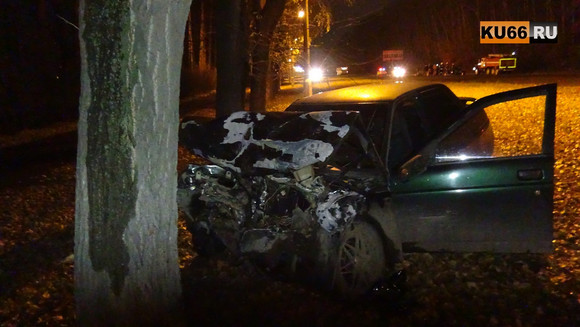 В Каменске-Уральском на улице Лермонтова столкнулись три автомобиля. Два человека ранены, один погиб. ФОТО