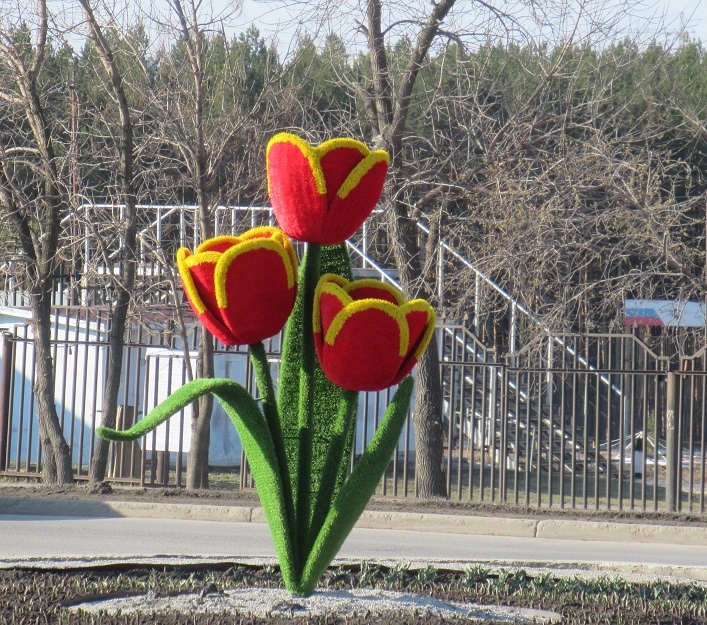 На разворотном кольце — тюльпан, на спорткомплексе — светодиодный экран. Новшества Каменска-Уральского, которые Вы оцените уже в мае