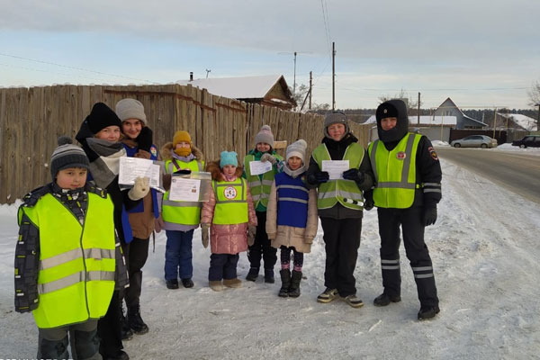 Сотрудники Госавтоинспекции совместно с отрядом ЮИД "Школьный дозор" провели профилактическую акцию «Письмо водителю»