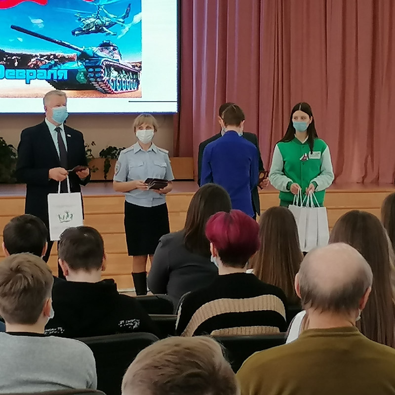 На мероприятии для подростков в честь Дня защитника Отечества чиновники Каменска-Уральского сделали фоном… американский танк Т110Е5