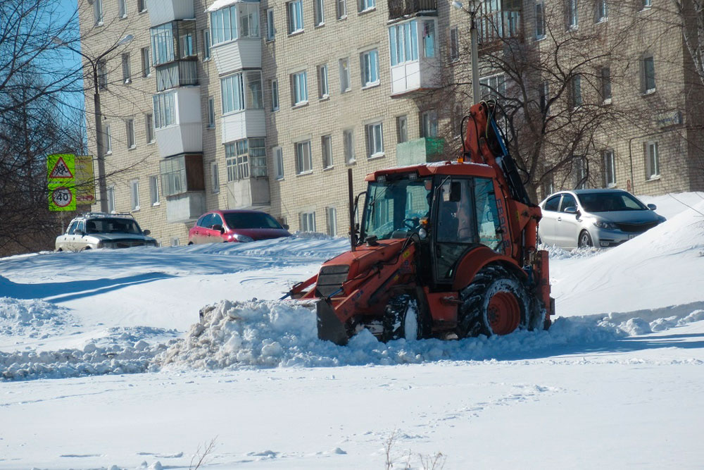 Борьба со снегом в Каменске-Уральском: в Новом заводе сугробы такие, что трактор не берет... Ночью будут чистить тротуары по пр. Победы