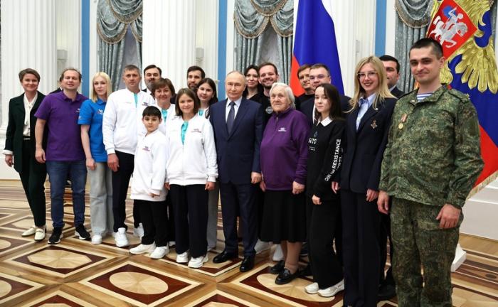 Как 93-летняя тревел-бабушка из Свердловской области покорила интернет и встретилась с Путиным | Бабушка Женя из Свердловской области стала финалисткой президентского проекта