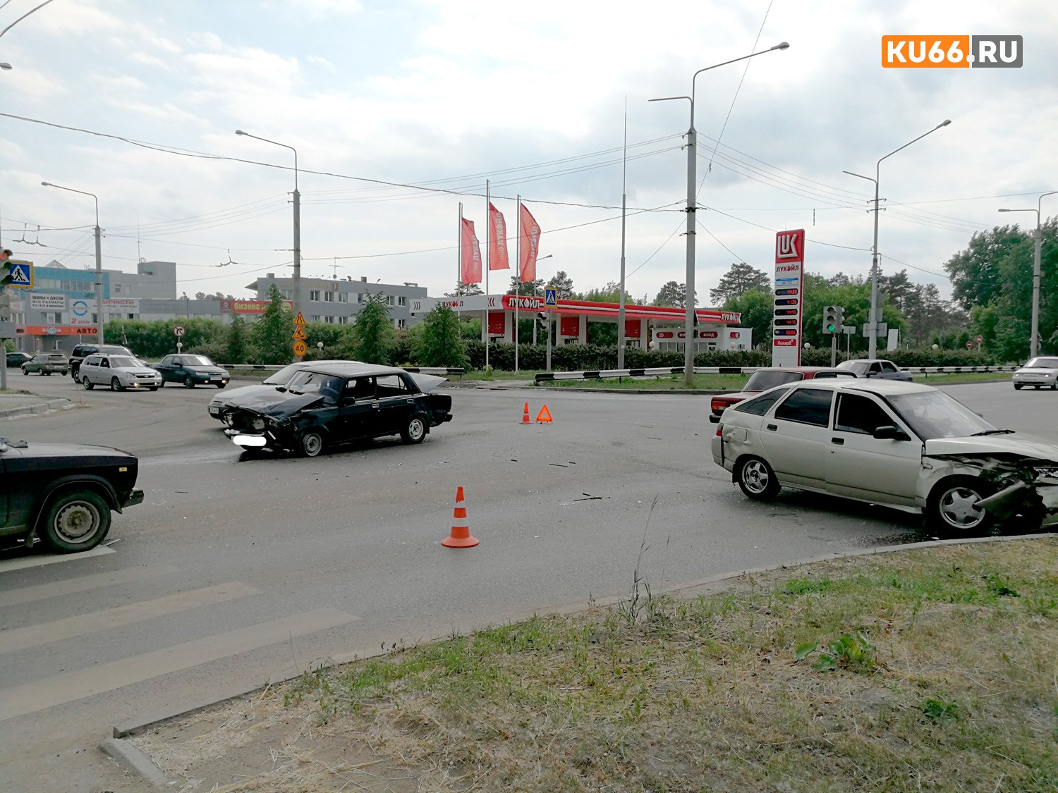 Аварии в Каменске-Уральском: у поворота на Лесхоз - «паровозик» с «Яндекс.Такси», а на перекрестке Ленина-Рябова Вазы нашли друг друга