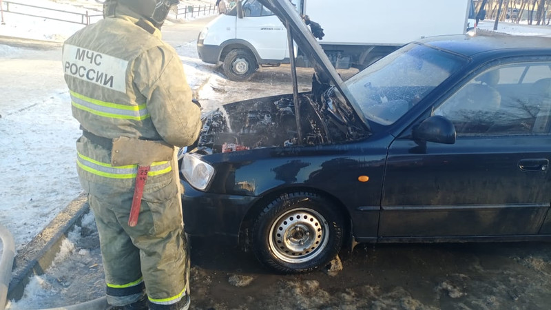 Hyundai Accent вспыхнул днем в Каменске-Уральском на улице Добролюбова. Огнеборцы на двух спецмашинах потушили возгорание за пару минут