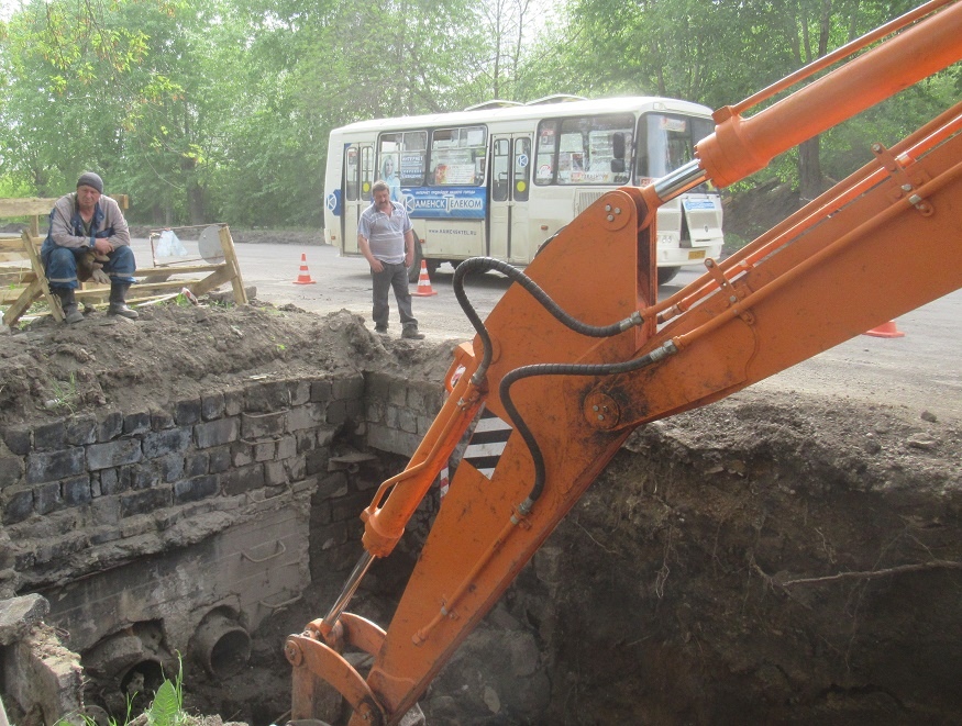 В начале июня в Каменске-Уральском коммунальные службы закроют ул. Алюминиевую для ремонта, а вскоре за нее возьмутся дорожники