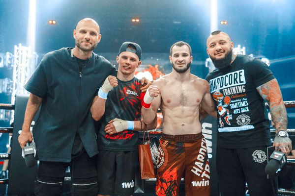 «Мой бой был боем вечера». Парень из Каменска-Уральского, который профессионально дерется на голых кулаках, успешно выступил в Москве