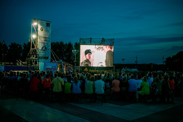 Понадобятся термосы с чаем и пледы: в субботу каменцев зовут на фестиваль уличного кино. Кому и за что вручат полтора миллиона рублей?
