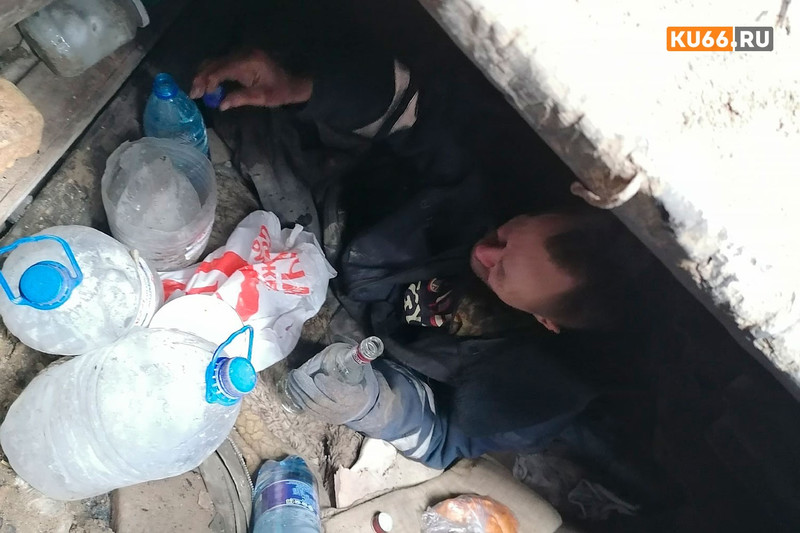 «Там яма, в ней я живу». Шокирующая история: водитель такси подвез инвалида под Каменском, которого отказались принимать в больницу