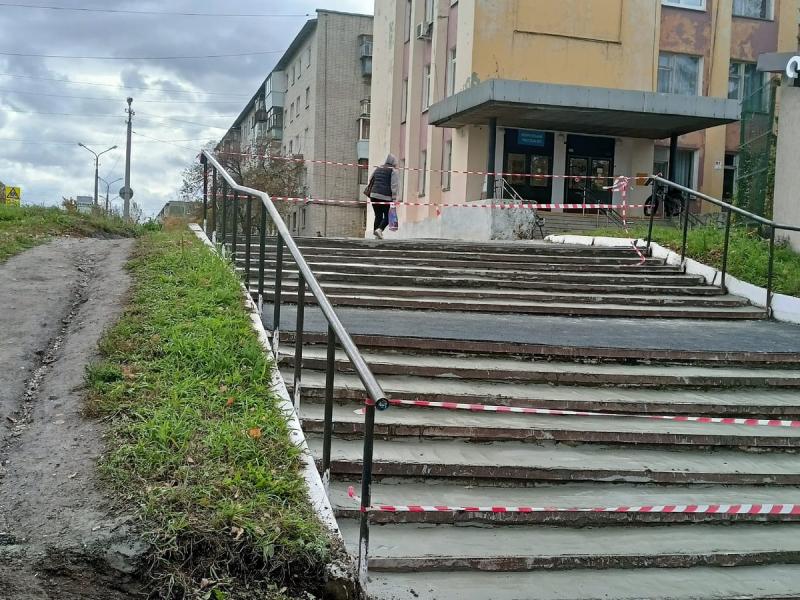«А коляскам как ездить?»: жители Каменска-Уральского раскритиковали ремонт лестницы на улице Челябинской | Жители Каменска-Уральского раскритиковали ремонт лестницы