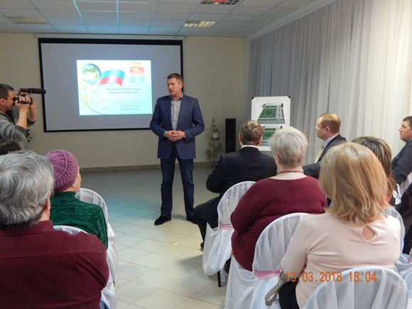 В Каменске-Уральском депутат встретился с жителями подшефной территории – говорили о судьбе рынка, больницы и площади перед ДК «Современник»