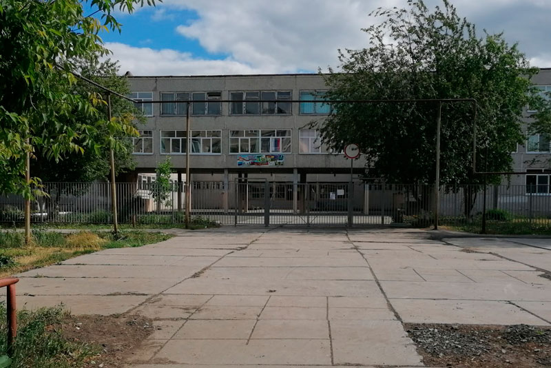 Ученикам школы № 21 и их родителям повезло: здесь уложили бетонные блоки, уже снятые с бульвара Парижской Коммуны