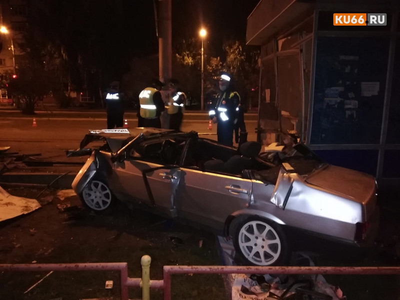 Водитель ВАЗа ночью протаранил остановку на проспекте Победы в Каменске-Уральском: трое пострадавших. Всех увезли в больницу