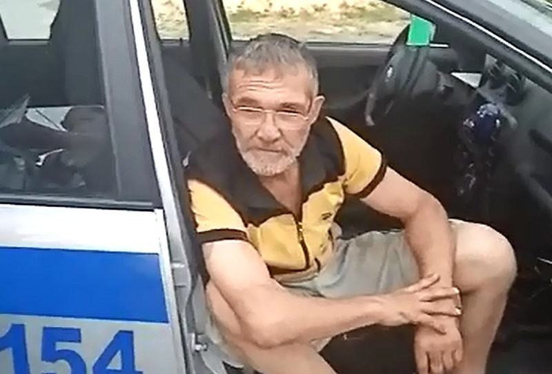 На Урале сотрудники ГИБДД поймали пьяного водителя без прав, который перевозил маленьких внуков