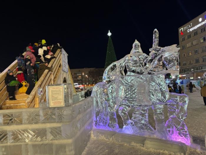 Ледовые городки Каменска-Уральского: как прошло открытие | В Каменске-Уральском официально открылись ледовые городки