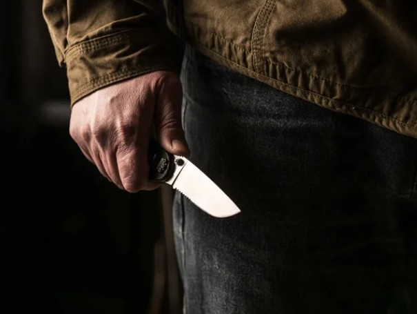 Подросток из Каменск-Уральского предстанет перед судом за нападение на полицейского с ножом | В Свердловской области пьяный юноша с ножом угрожал себе и полиции: детали инцидента