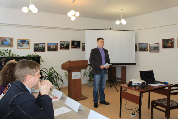 О преемственности поколений, культе насилия и герое Дубынине говорили в Каменске-Уральском. Кое-кто агитировал молодежь идти на выборы