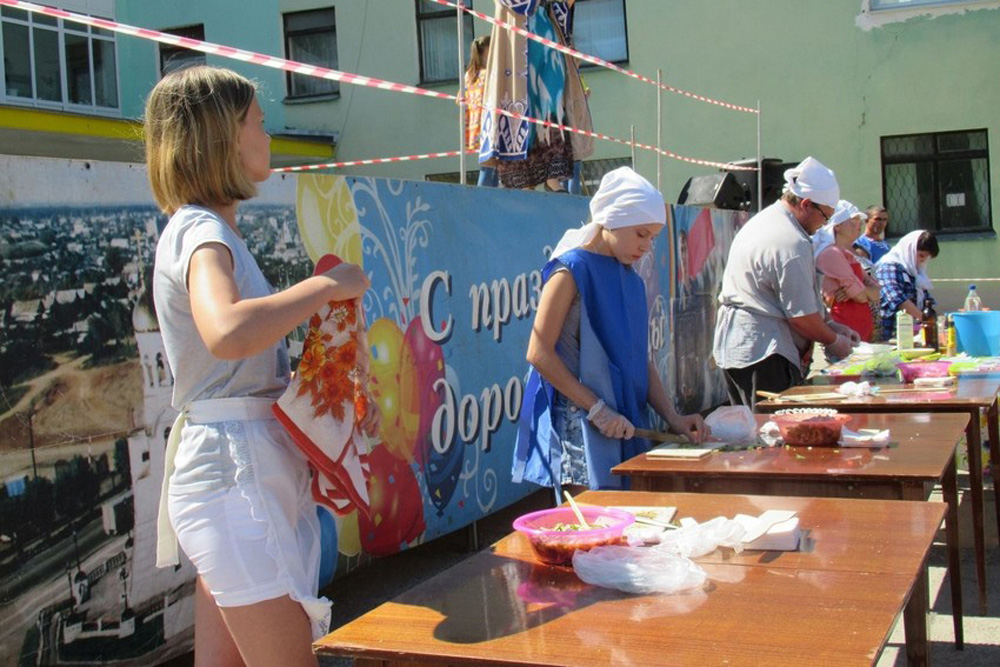 В Каменске-Уральском пройдет фестиваль окрошки и конкурс частушек, где обещают приготовить около 2 тыс. порций. Кормить будут бесплатно