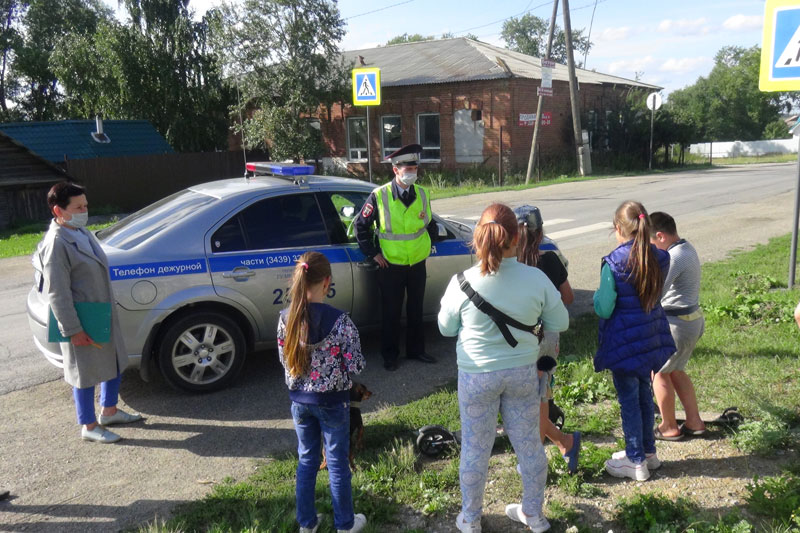 Стучались к неблагополучным семьям: полицейские смотрели, как живут дети в территориях под Каменском-Уральским, и грозили пальцем родителям