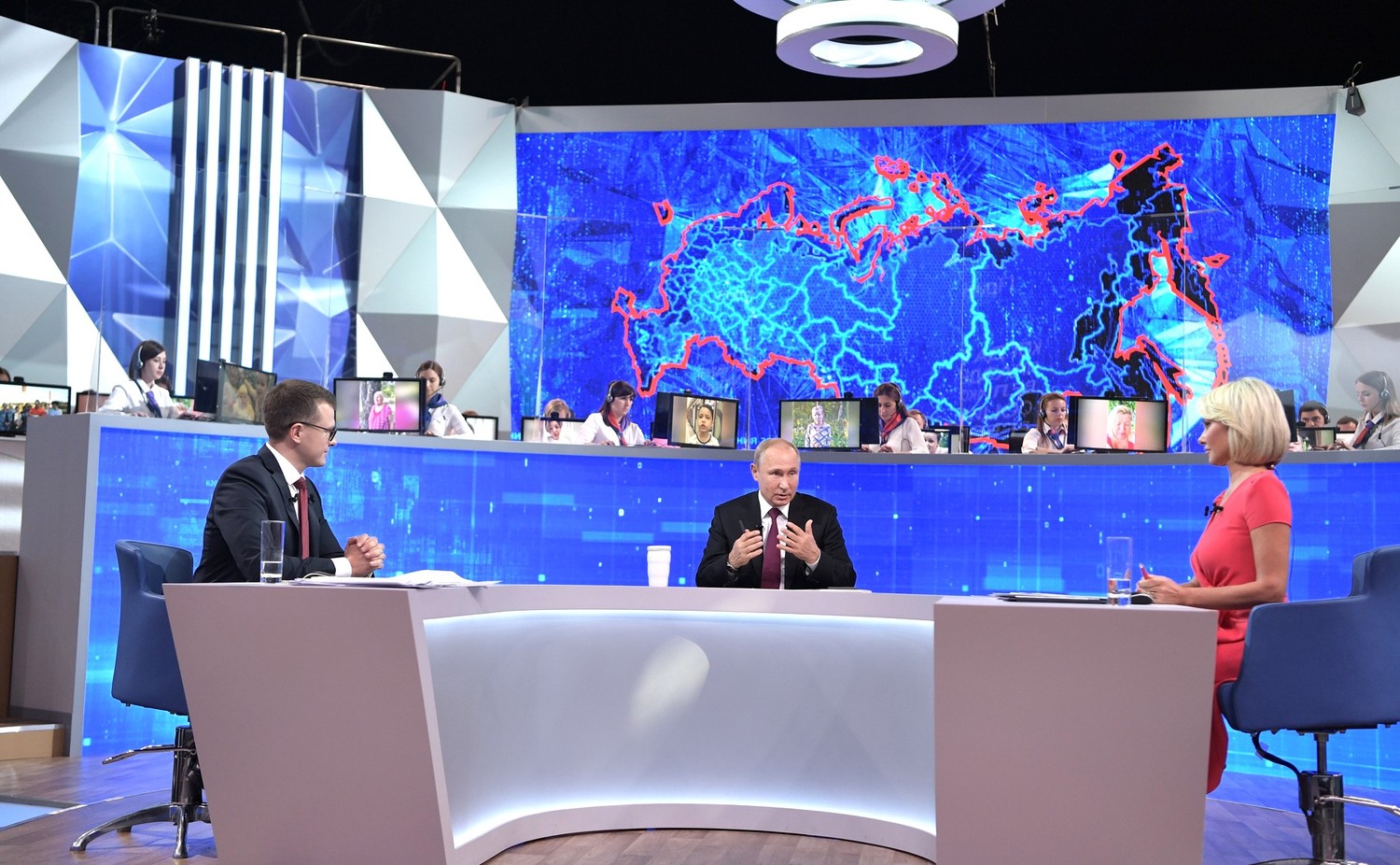 СМИ узнали содержание записки, из-за потери которой Путину стыдно