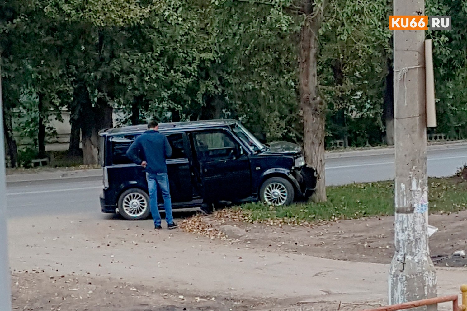 Водитель ВАЗа спровоцировал аварию на ул. Лермонтова в Каменске-Уральском: перестраивался и ударил Тойоту, которая тут же врезалась в дерево