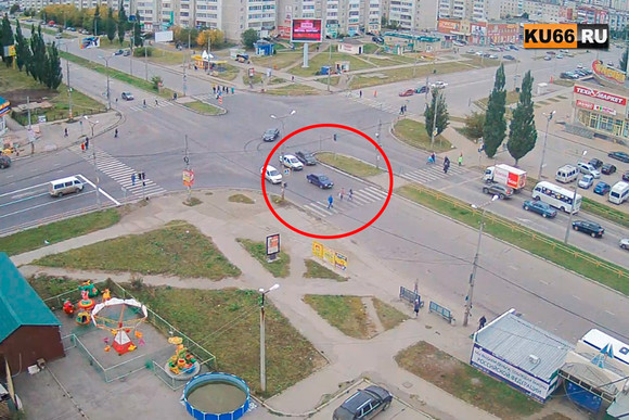 Каменских пешеходов так просто не испугать. На перекрестке Суворова-Каменская автомобиль ФСИН России врезался в «ВАЗ-21099». ВИДЕО