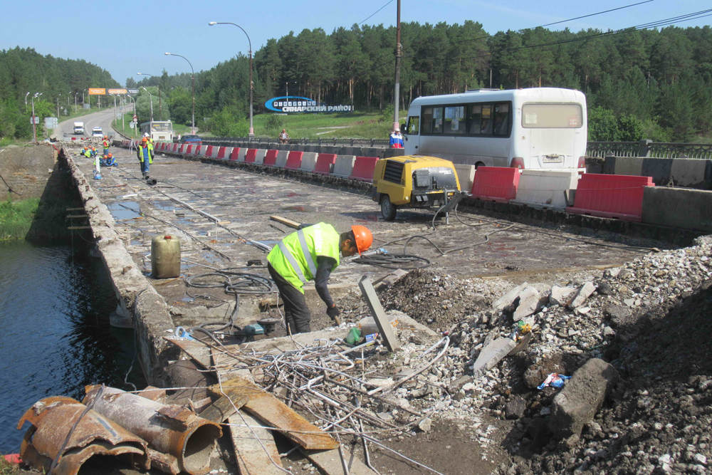 Автобусы, которые развозят горожан, оказывается, ездят по Байновскому мосту не так часто, как должны. Вице-мэр Каменска обещает штрафовать