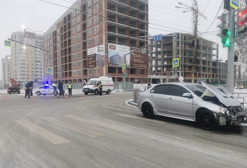 На Урале иномарка врезалась в машину скорой помощи