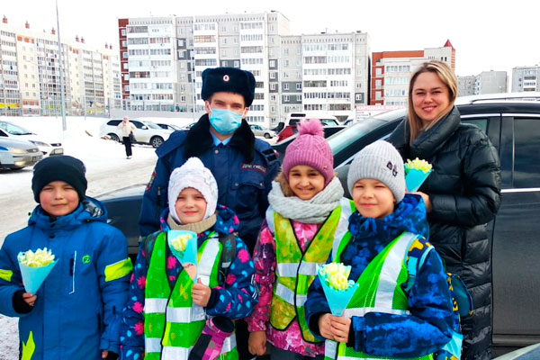 Цветы для автоледи. Расцвели сегодня возле «Аксиомы» Цветы для автоледи. Расцвели сегодня возле «Аксиомы»