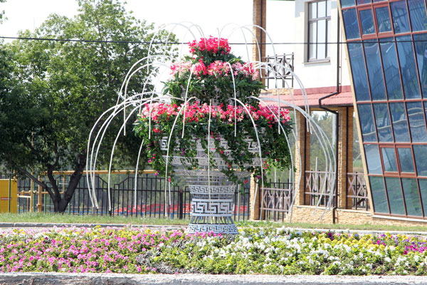 На смену футболисту и тюльпану пришел фонтан. В центре Каменска-Уральского к Дню города установили топиарную фигуру с подсветкой