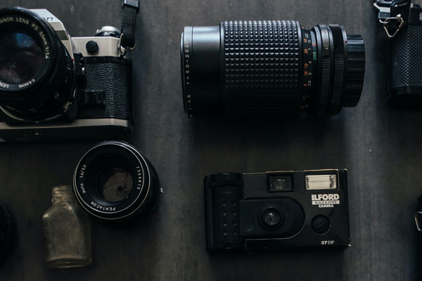 Семь раритетных фотоаппаратов и один профессиональный Nikon стали добычей злоумышленника, влезшего в дом по ул. Октябрьской в Каменске